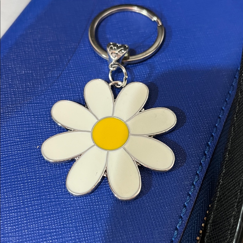 White Flower Keychain - Picture 2 of 2